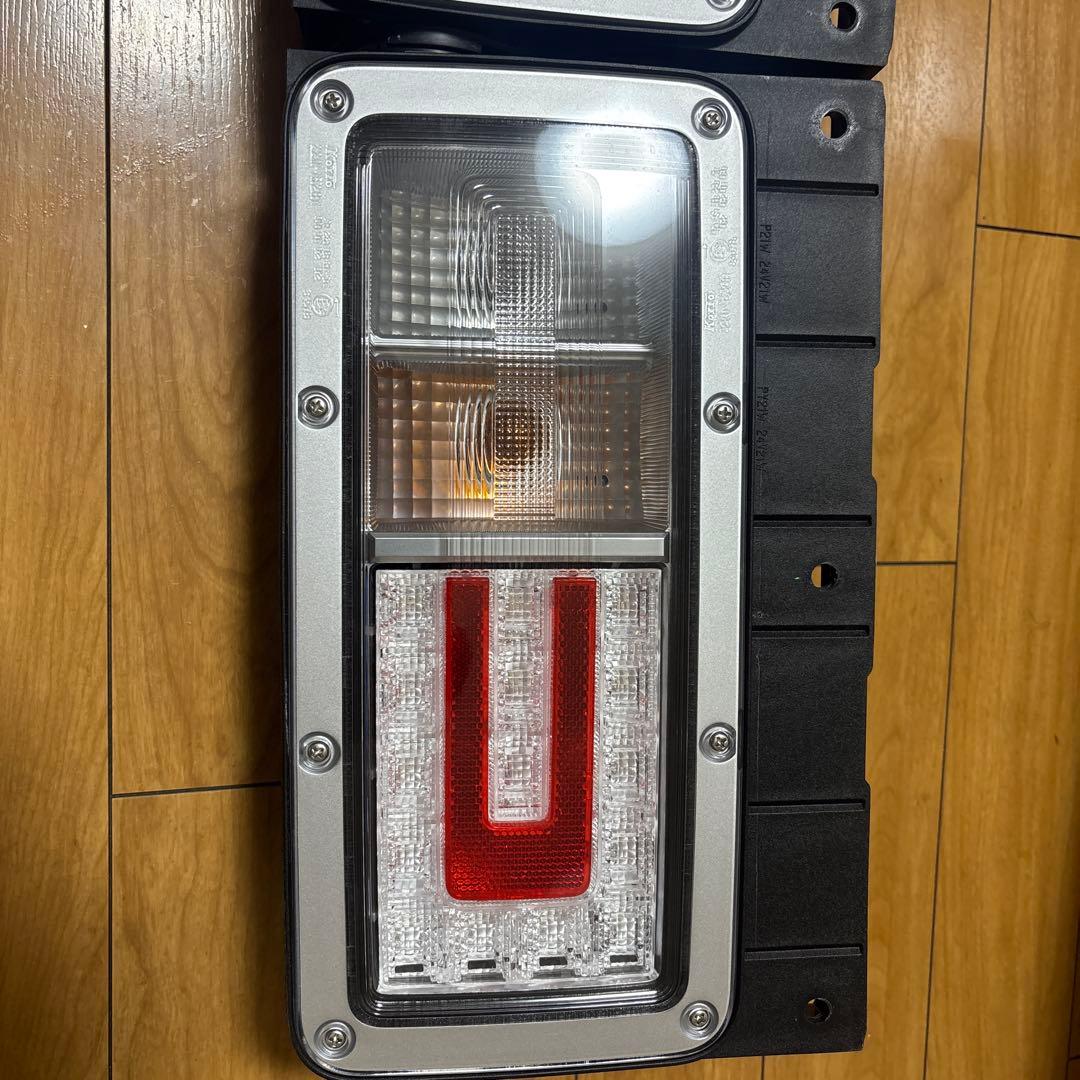 日野　純正　テールランプ　小糸