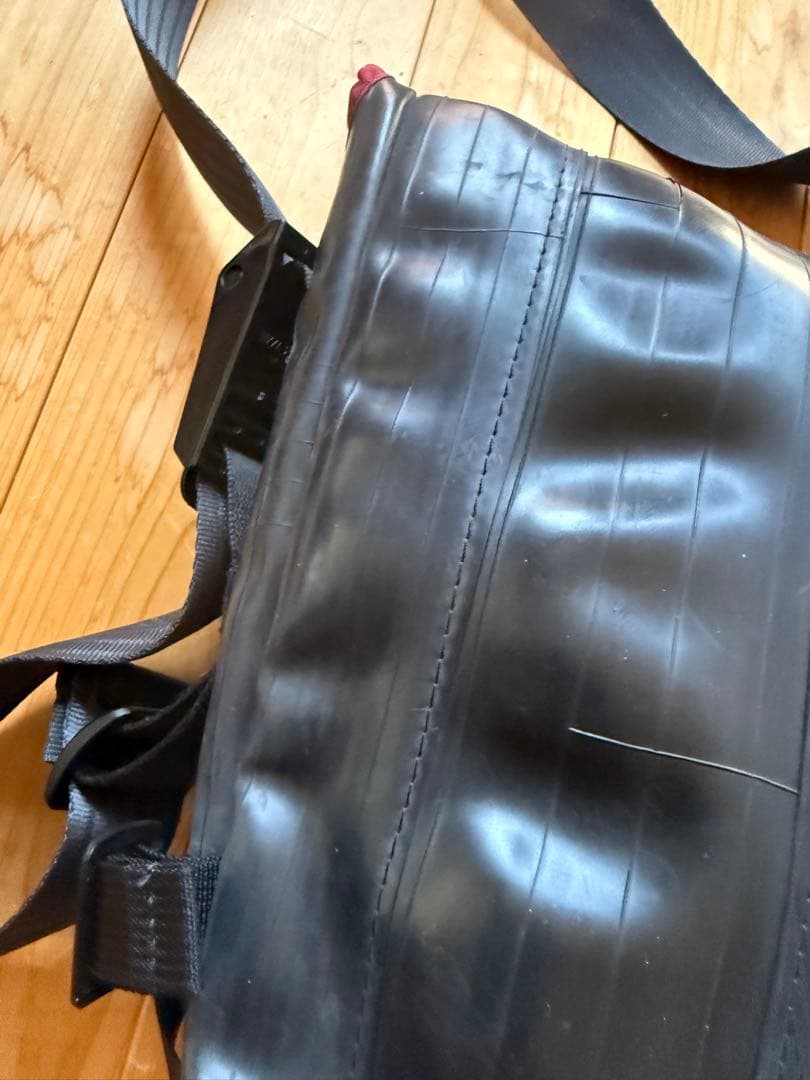 Alchemy Goods メッセンジャーバッグ、 タイヤチューブ素材
