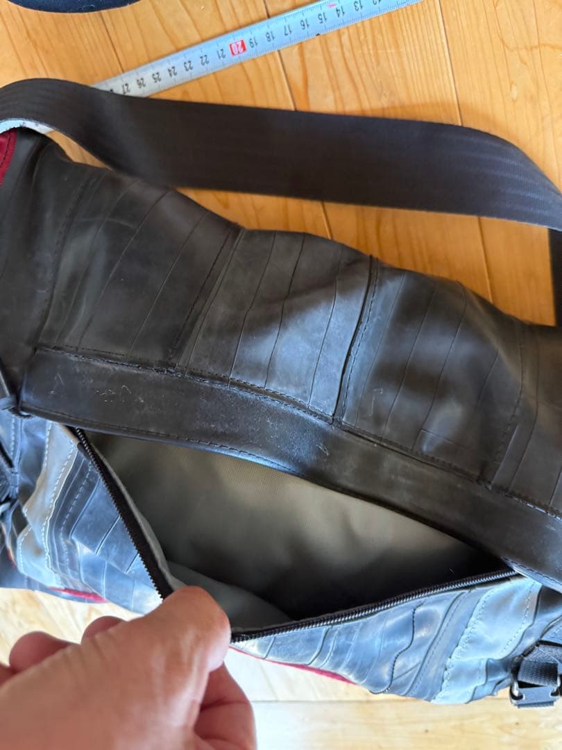Alchemy Goods メッセンジャーバッグ、 タイヤチューブ素材