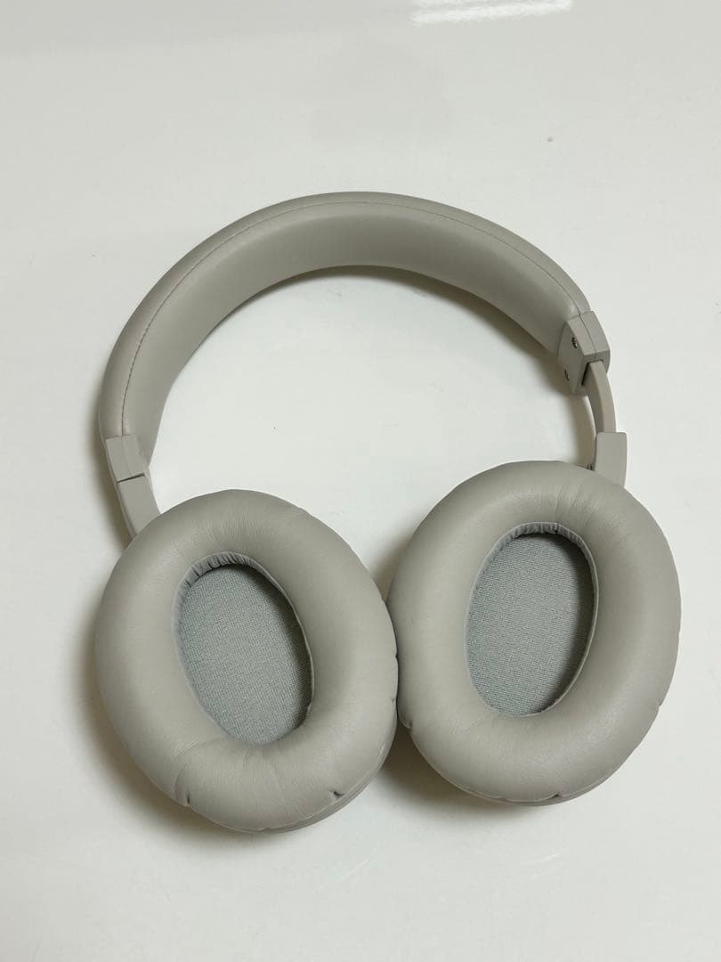 グレーオーバーイヤーワイヤレスヘッドフォン