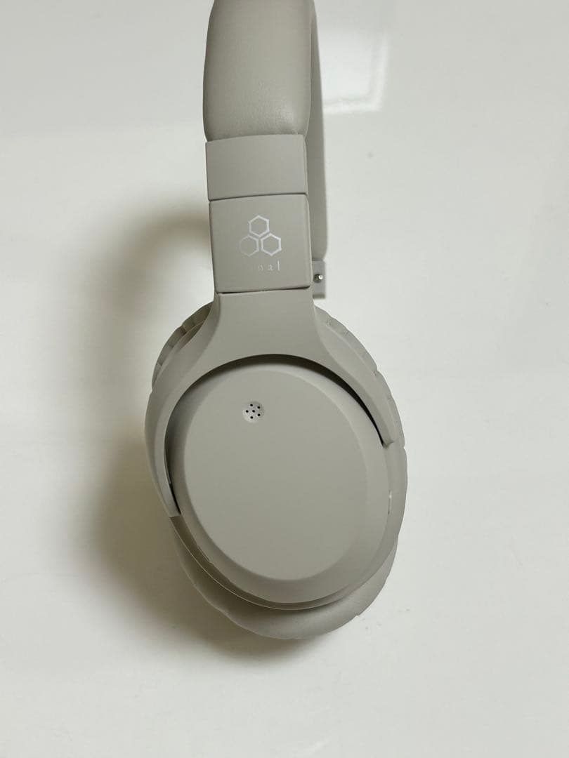 グレーオーバーイヤーワイヤレスヘッドフォン
