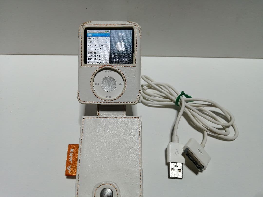 ipod nano 4GB 第3世代　JAロゴ刻印付 　白レザーケース付
