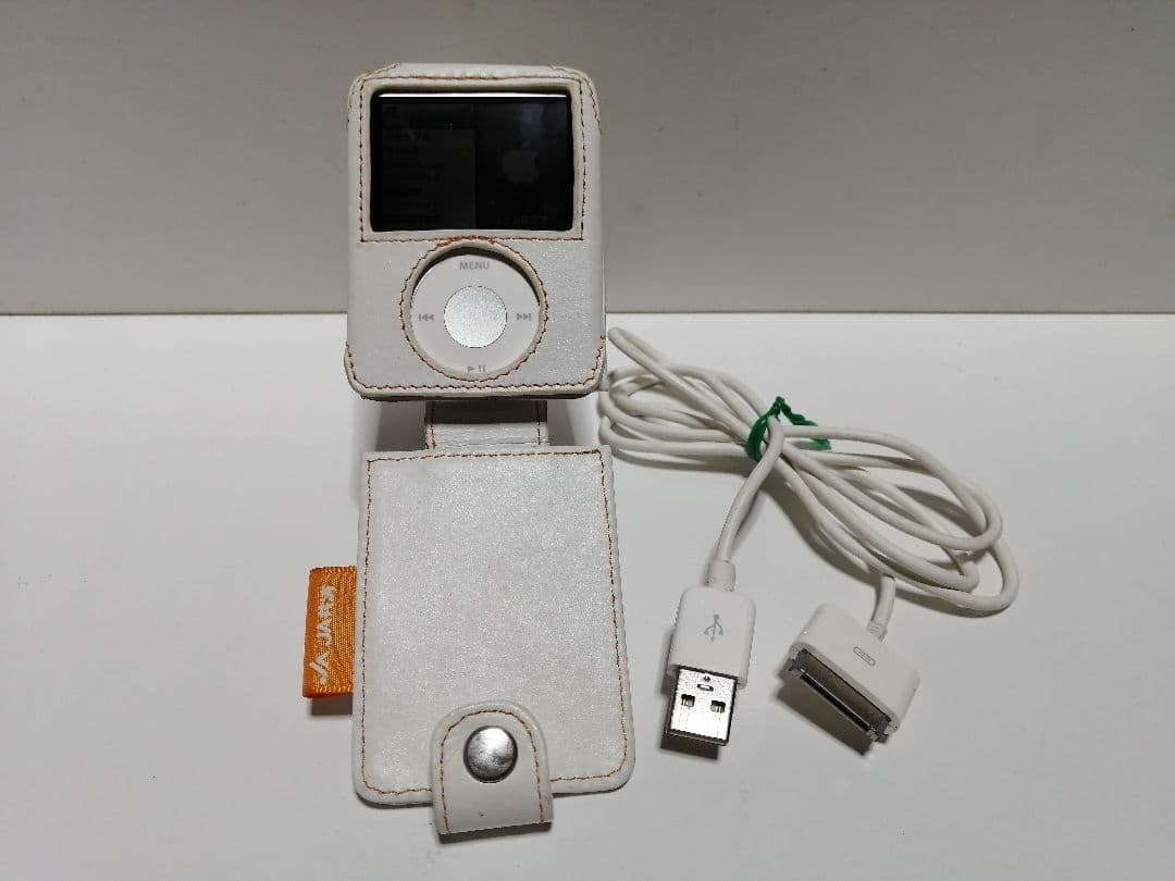 ipod nano 4GB 第3世代　JAロゴ刻印付 　白レザーケース付