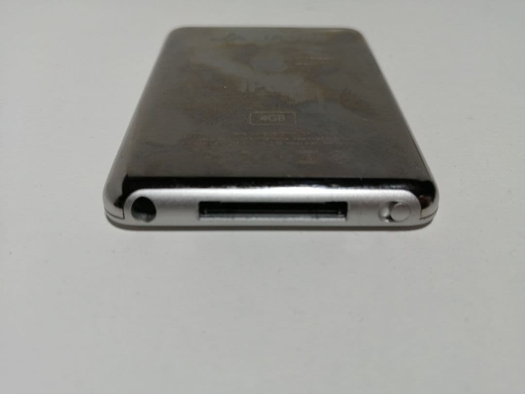 ipod nano 4GB 第3世代　JAロゴ刻印付 　白レザーケース付