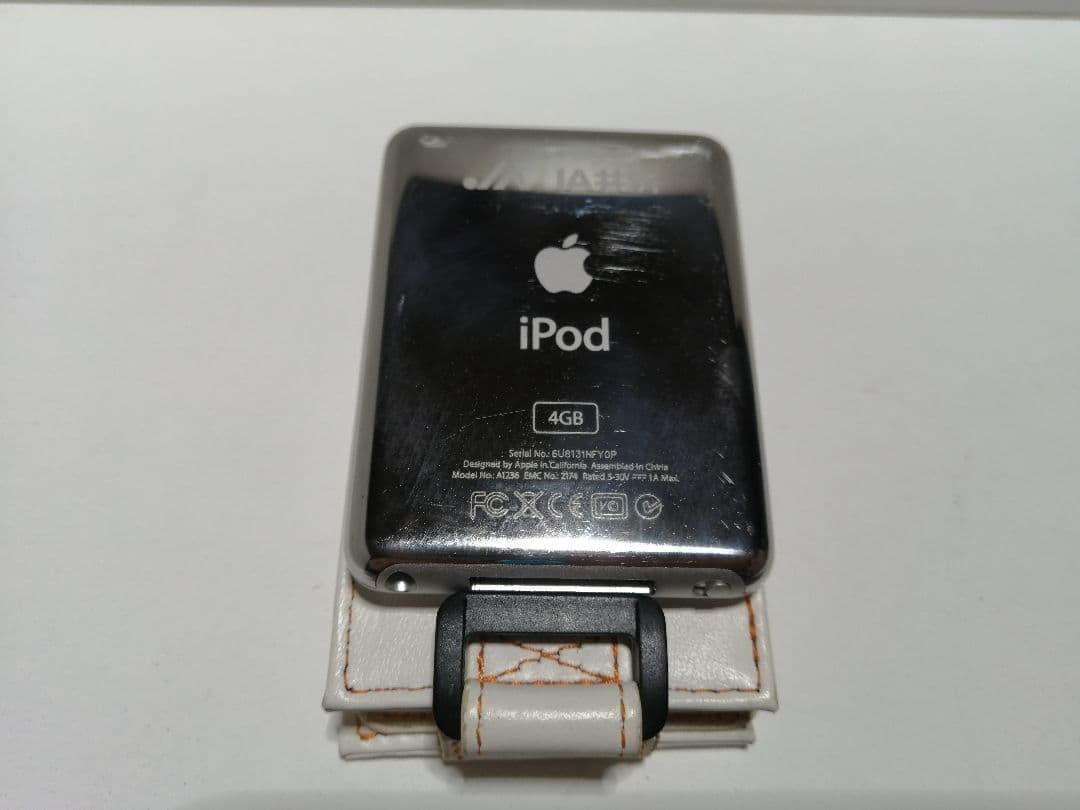 ipod nano 4GB 第3世代　JAロゴ刻印付 　白レザーケース付