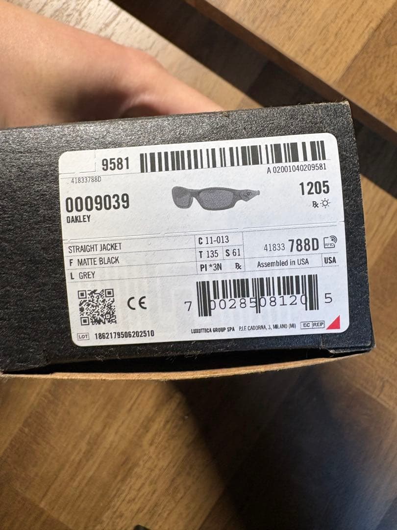 OAKLEYstraightjacket io着用