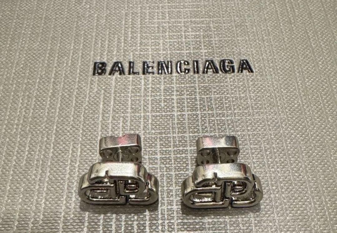 BALENCIAGA シルバー ロゴ 片耳のみ