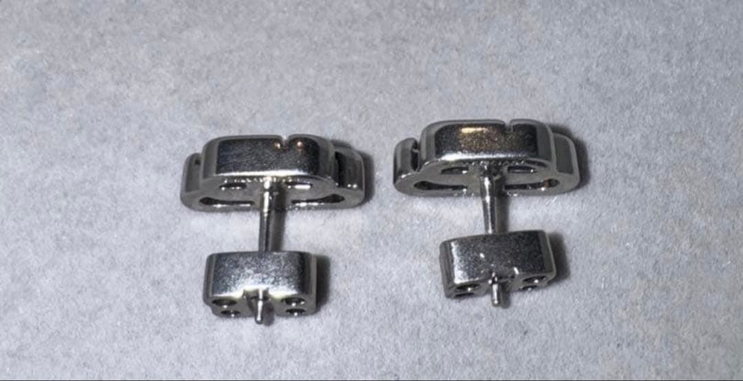 BALENCIAGA シルバー ロゴ 片耳のみ