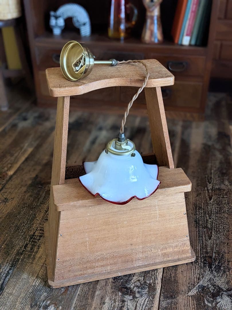 ミルクガラスのフリル照明　ペンダントライト