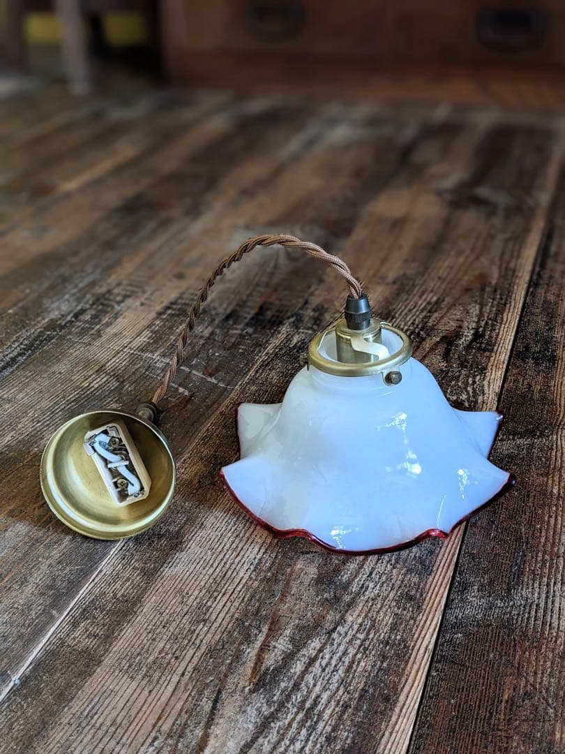 ミルクガラスのフリル照明　ペンダントライト