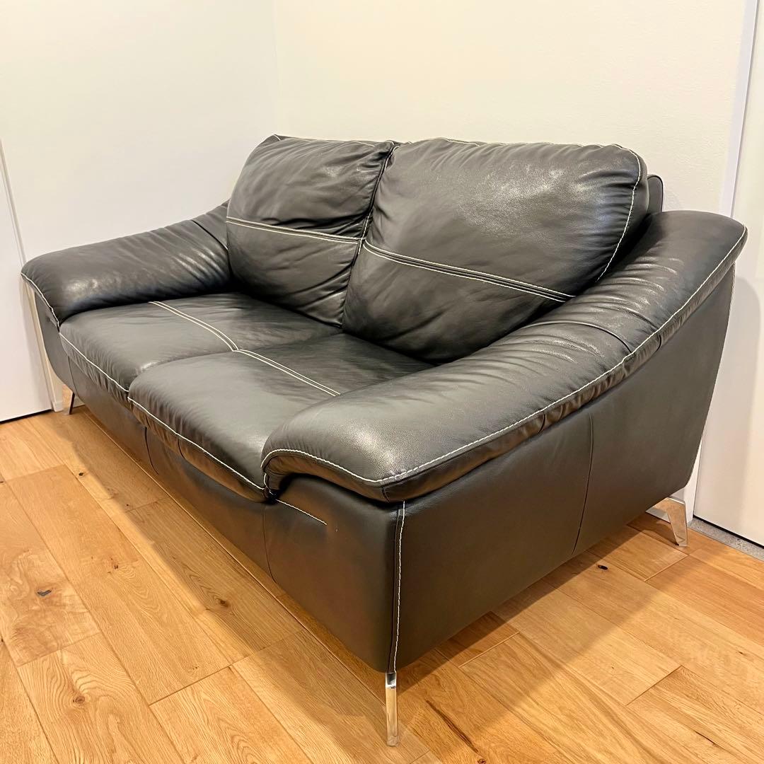 ブラック革張り2人掛けソファ