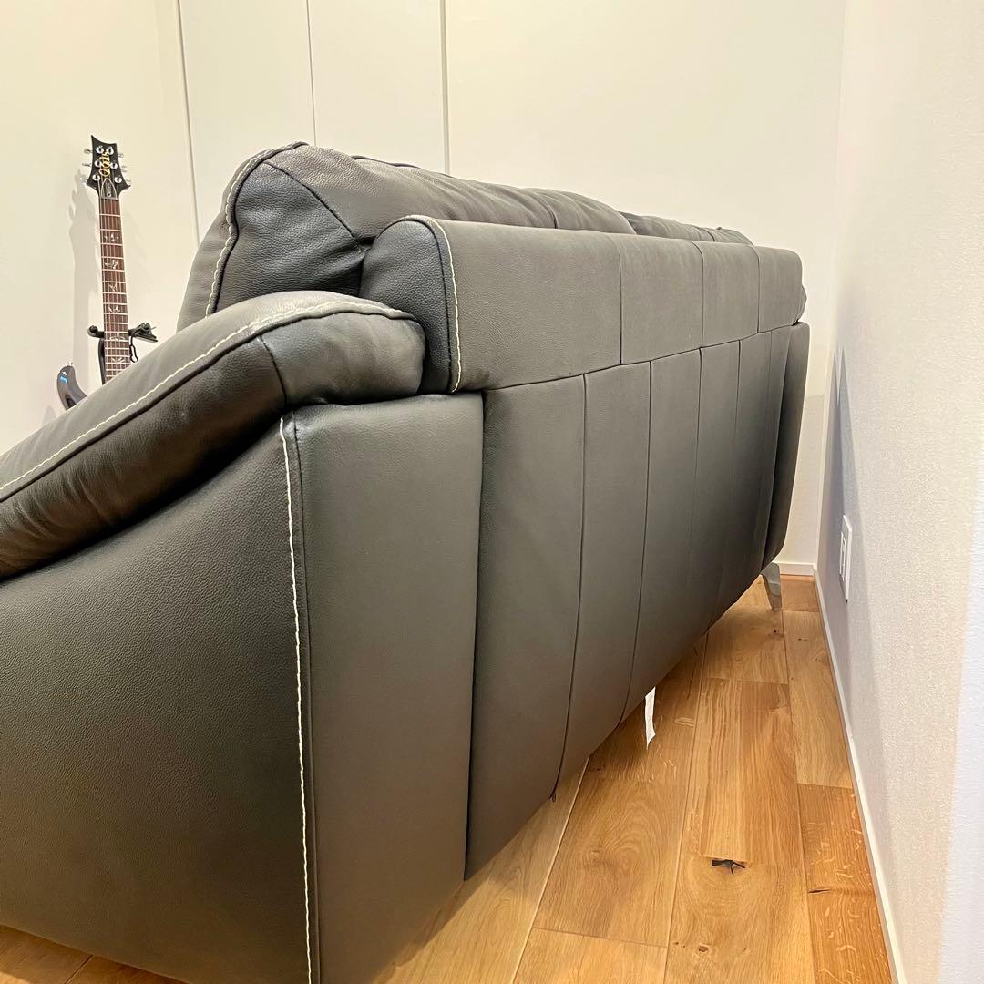 ブラック革張り2人掛けソファ