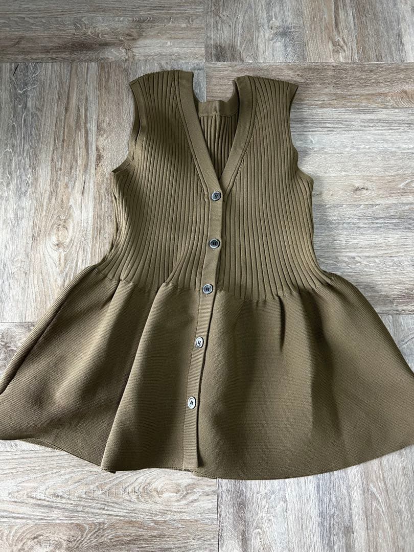 サロンアダムエロペ　リブフレアーペプラムプルオーバー　キャメル