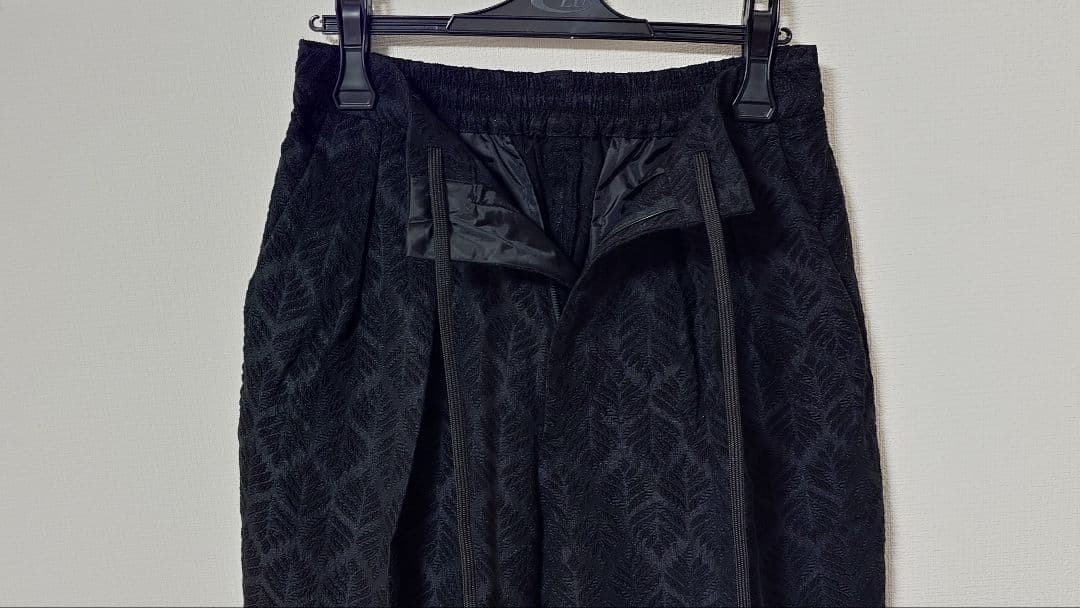 幾何学リーフモールジャガード2インタックワイドテーパードパンツ／ブラック