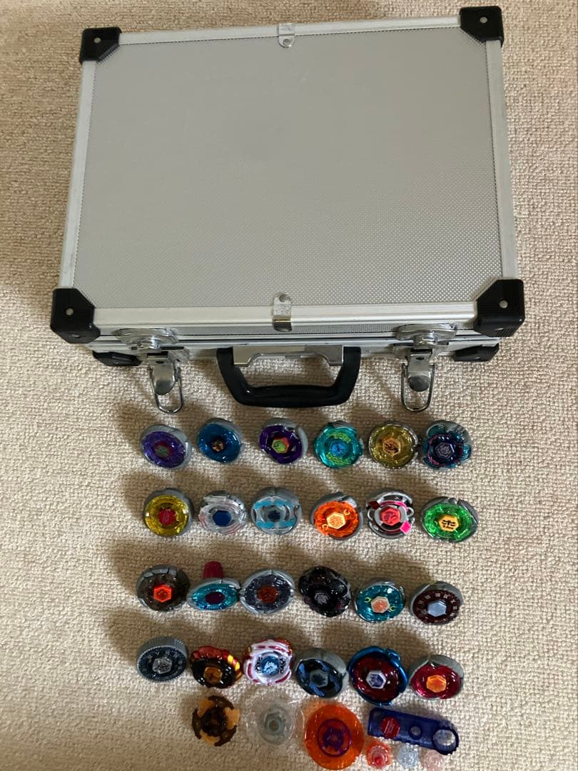 ベイブレードセット 24個 パーツ　ランチャー10個　シルバーケース付き