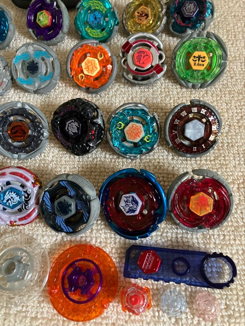 ベイブレードセット 24個 パーツ　ランチャー10個　シルバーケース付き