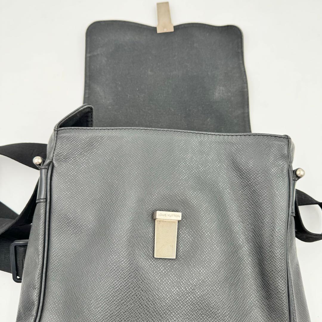 LOUIS VUITTON タイガ　メッセンジャーバッグ　ブラック　レザー