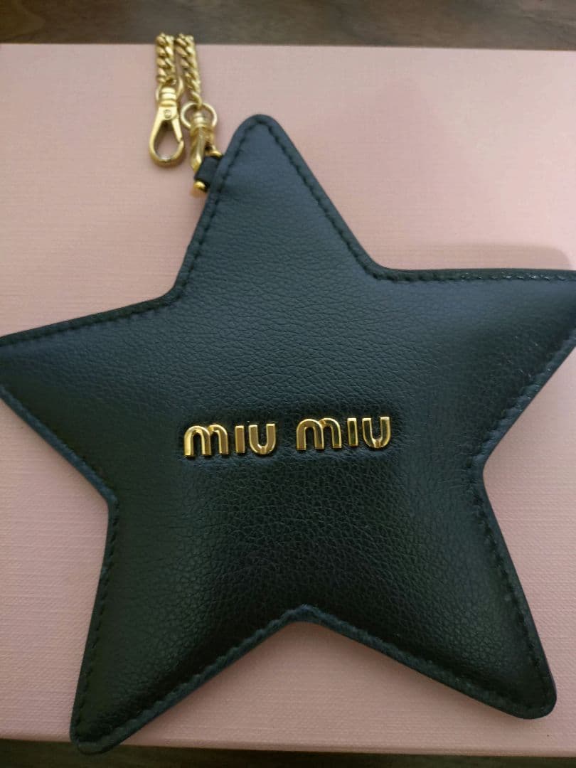 miu miu 星形チャーム 黒