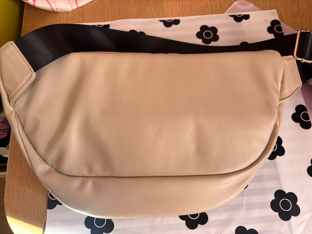 マリークワントフロントポケットデイジーパッチ ボディバッグ