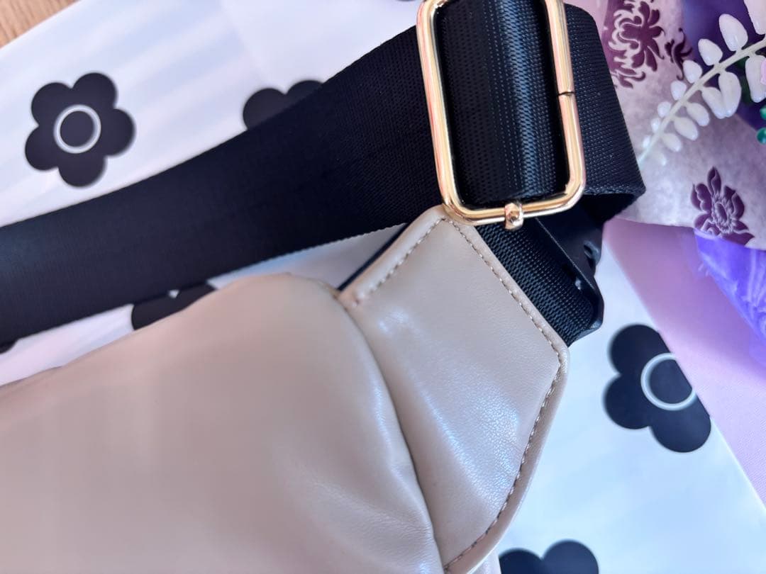 マリークワントフロントポケットデイジーパッチ ボディバッグ