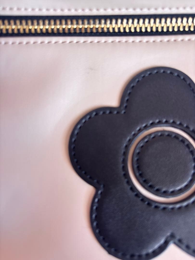 マリークワントフロントポケットデイジーパッチ ボディバッグ