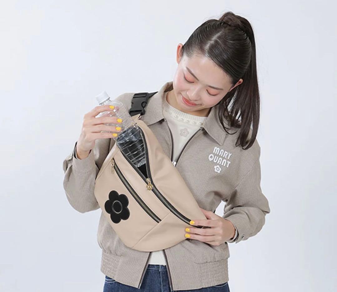 マリークワントフロントポケットデイジーパッチ ボディバッグ