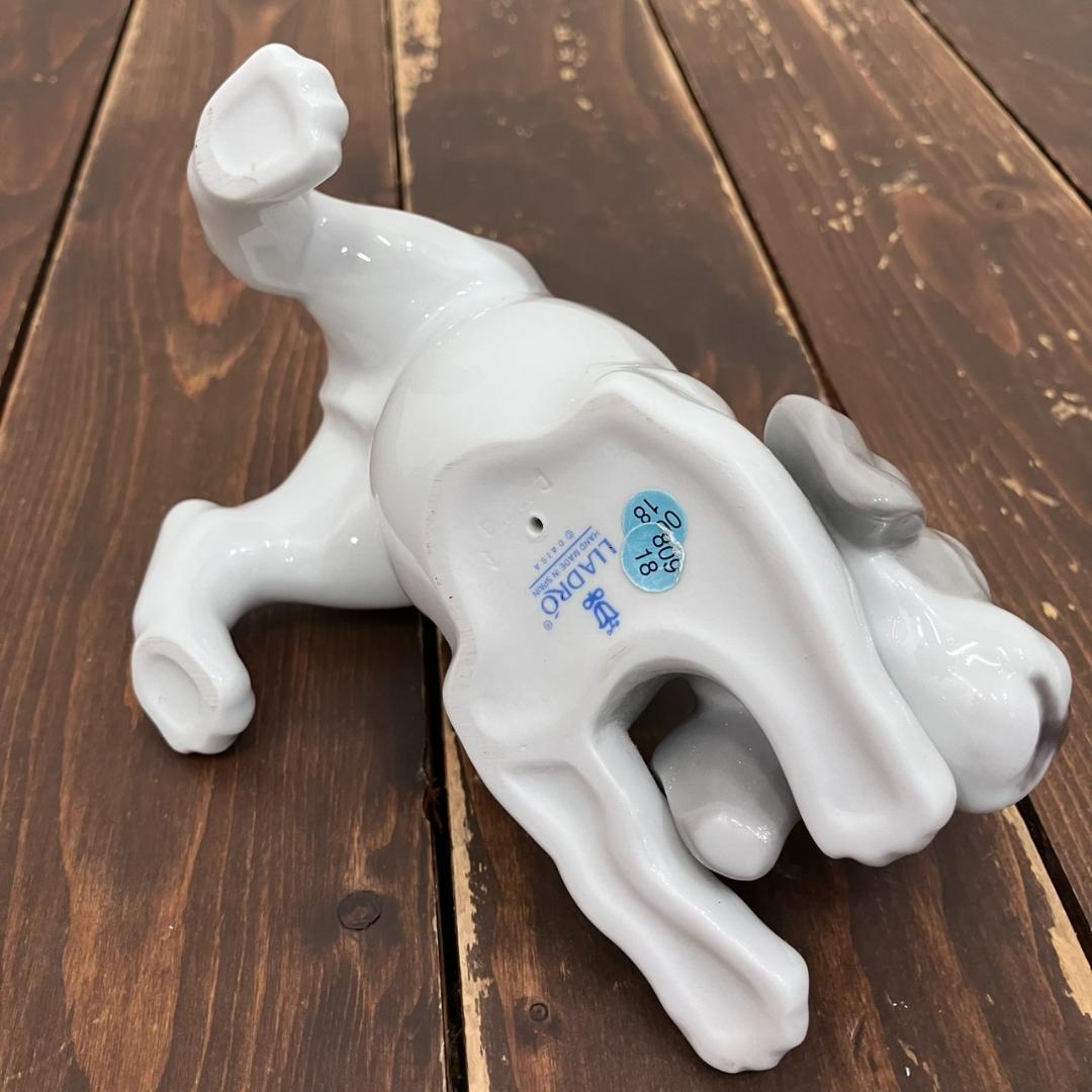リヤドロ　LLADRO　むじゃきなビーグル　おしりを立てて　陶器　置物