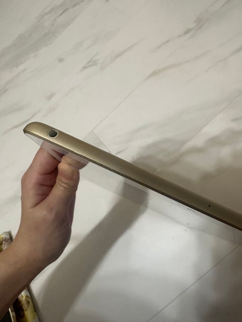 iPad 第5世代 128GB ゴールド MPGW2J／A Wi-Fi【344】