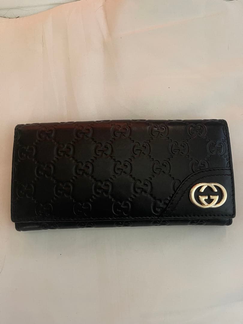 GUCCI エンボスロゴ ブラックレザー長財布