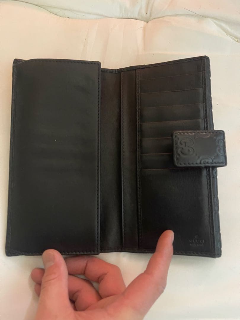 GUCCI エンボスロゴ ブラックレザー長財布