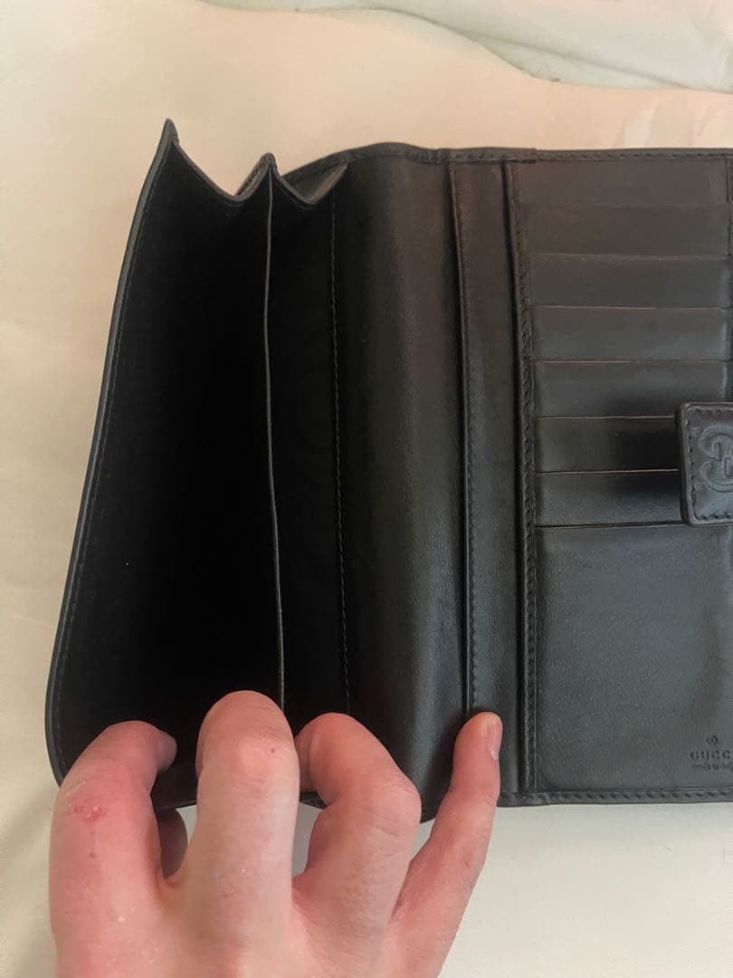 GUCCI エンボスロゴ ブラックレザー長財布