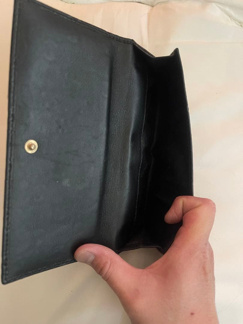 GUCCI エンボスロゴ ブラックレザー長財布