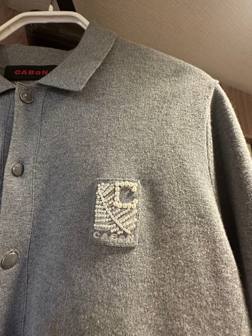 試着のみ美品：CABaN コットンカシミヤ パールロゴポロカーディガン グレー