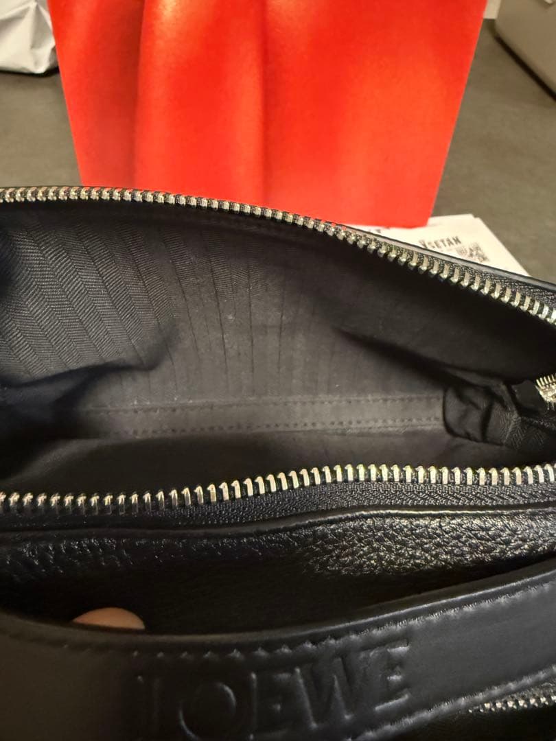 LOEWE ブラック レザー ショルダーバッグ