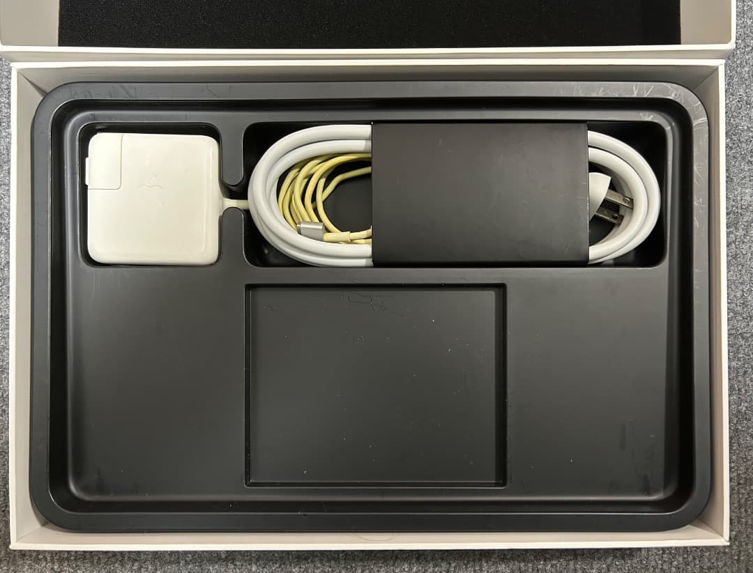 MacBook Air i7 8Gb 11インチ 新品1TbSSD 優良品ラスト