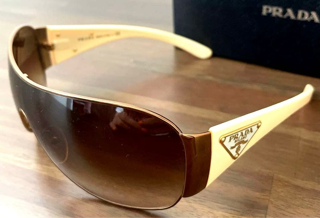 プラダ　サングラス
