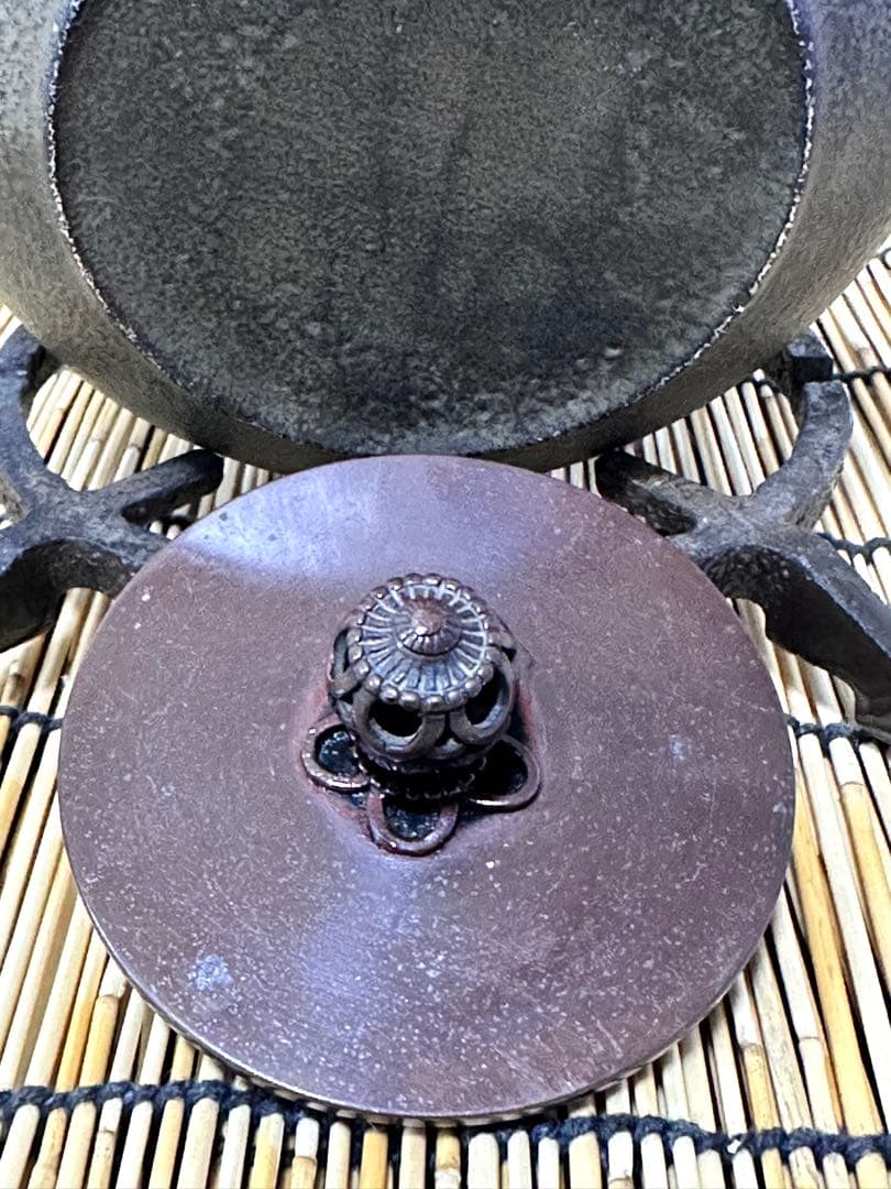 未使用品　南部正晴堂　伊藤 宝斎作 糸目南部形１２型唐金蓋 飾摘　南部鉄瓶