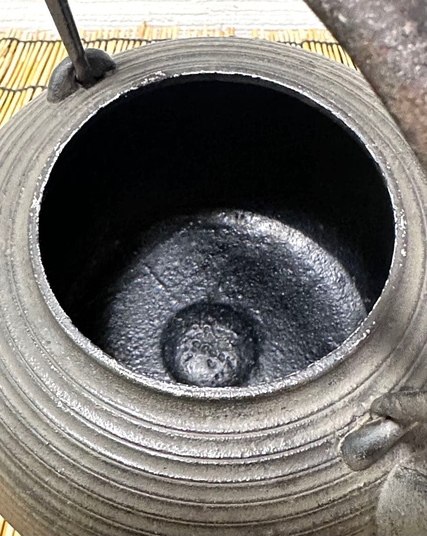 未使用品　南部正晴堂　伊藤 宝斎作 糸目南部形１２型唐金蓋 飾摘　南部鉄瓶