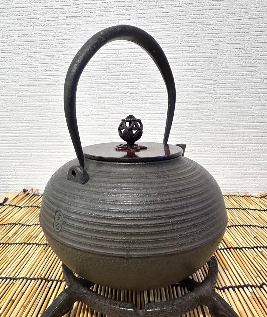 未使用品　南部正晴堂　伊藤 宝斎作 糸目南部形１２型唐金蓋 飾摘　南部鉄瓶