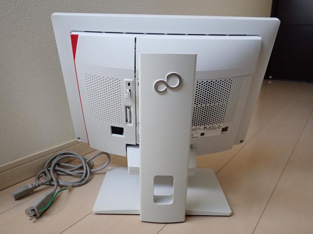 富士通　デスクトップパソコン　日本製 Core i5 8GB　液晶画面本体一体型