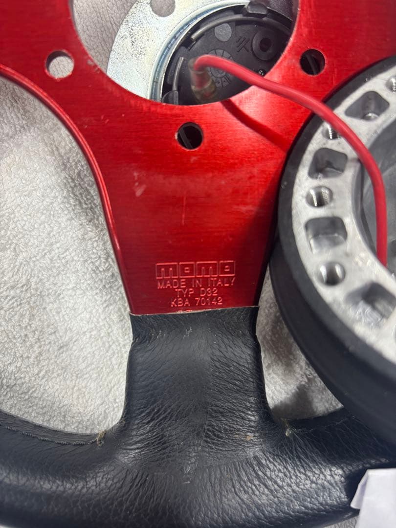 MOMO　スポーツステアリングホイール 黒赤