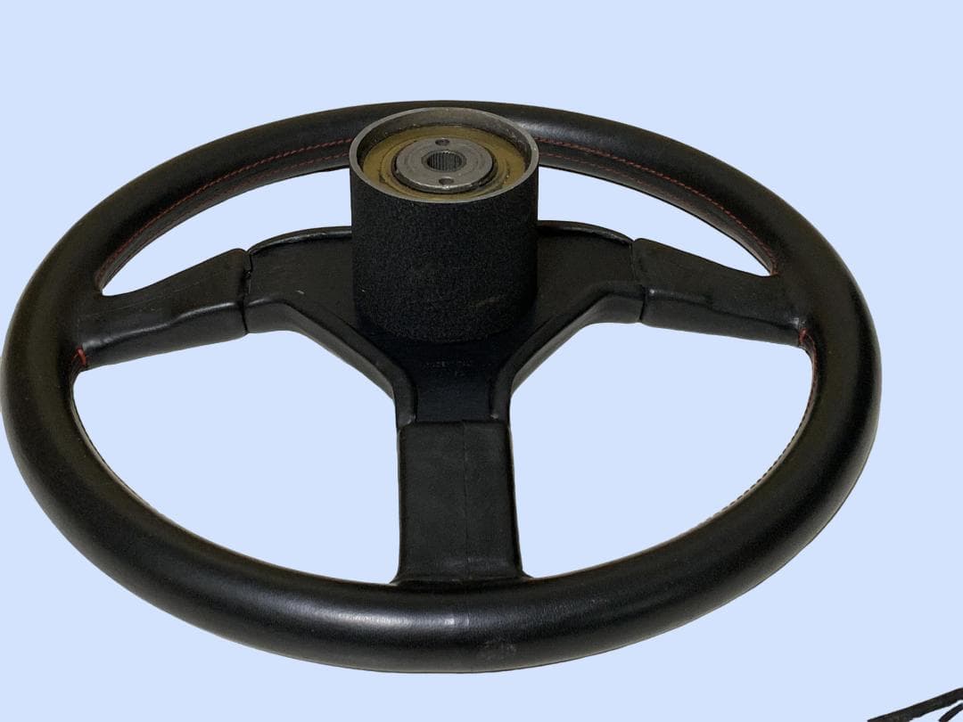 M7117 momo　モモ　 ステアリング　ハンドル