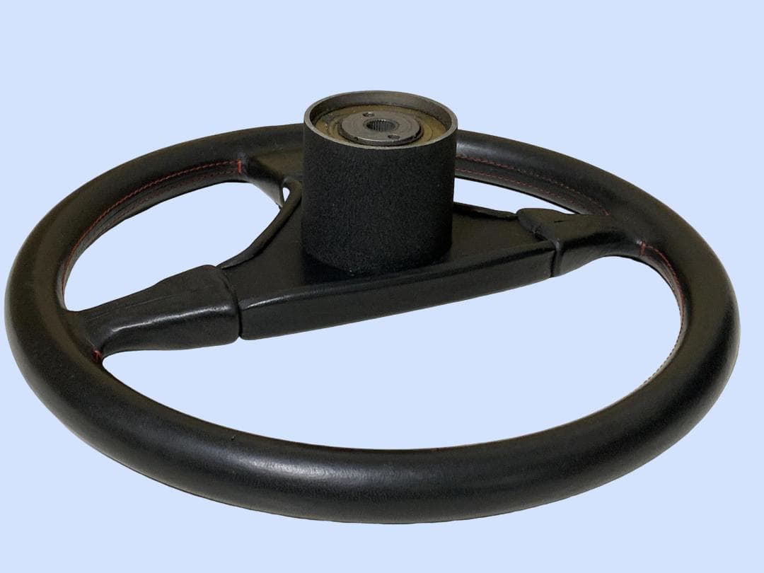 M7117 momo　モモ　 ステアリング　ハンドル