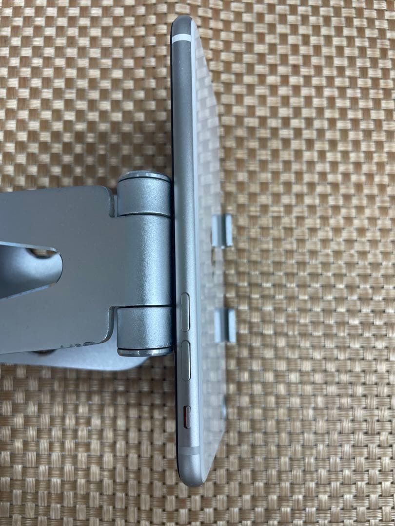 iPhone SE第3世代 64 GB スターライトSIMフリー【7775】