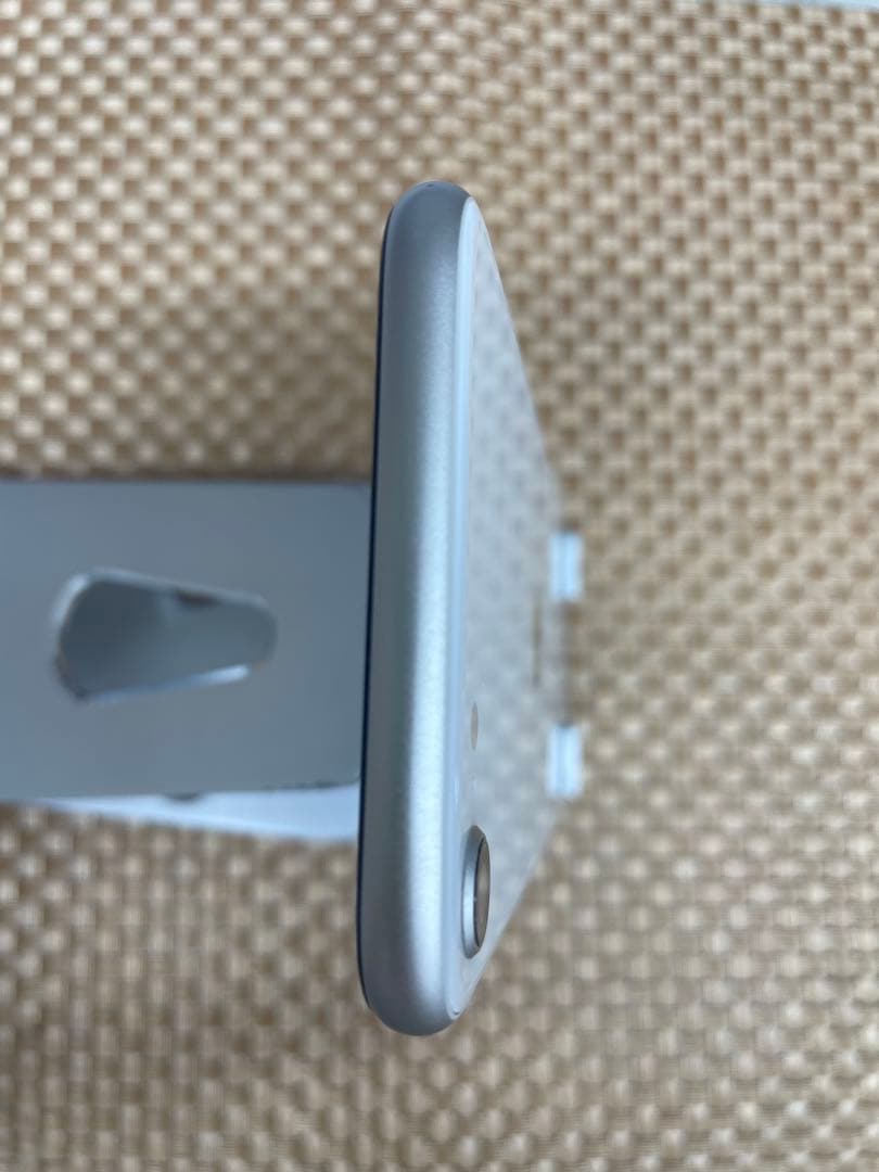 iPhone SE第3世代 64 GB スターライトSIMフリー【7775】