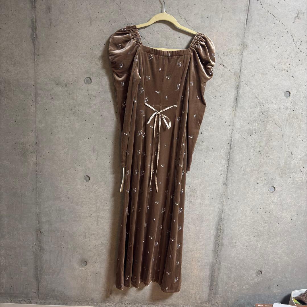 ◎新品◎リリーブラウン フラワーエンブロイダリースクエアネックベロアワンピース