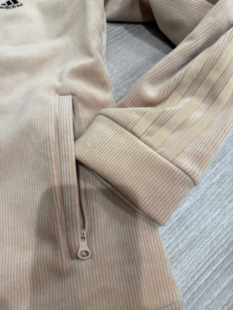 adidas ベージュ ジャケットとスカートセット