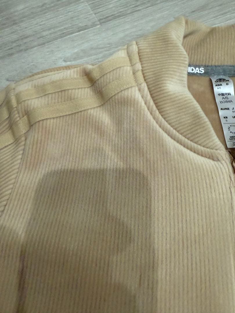 adidas ベージュ ジャケットとスカートセット