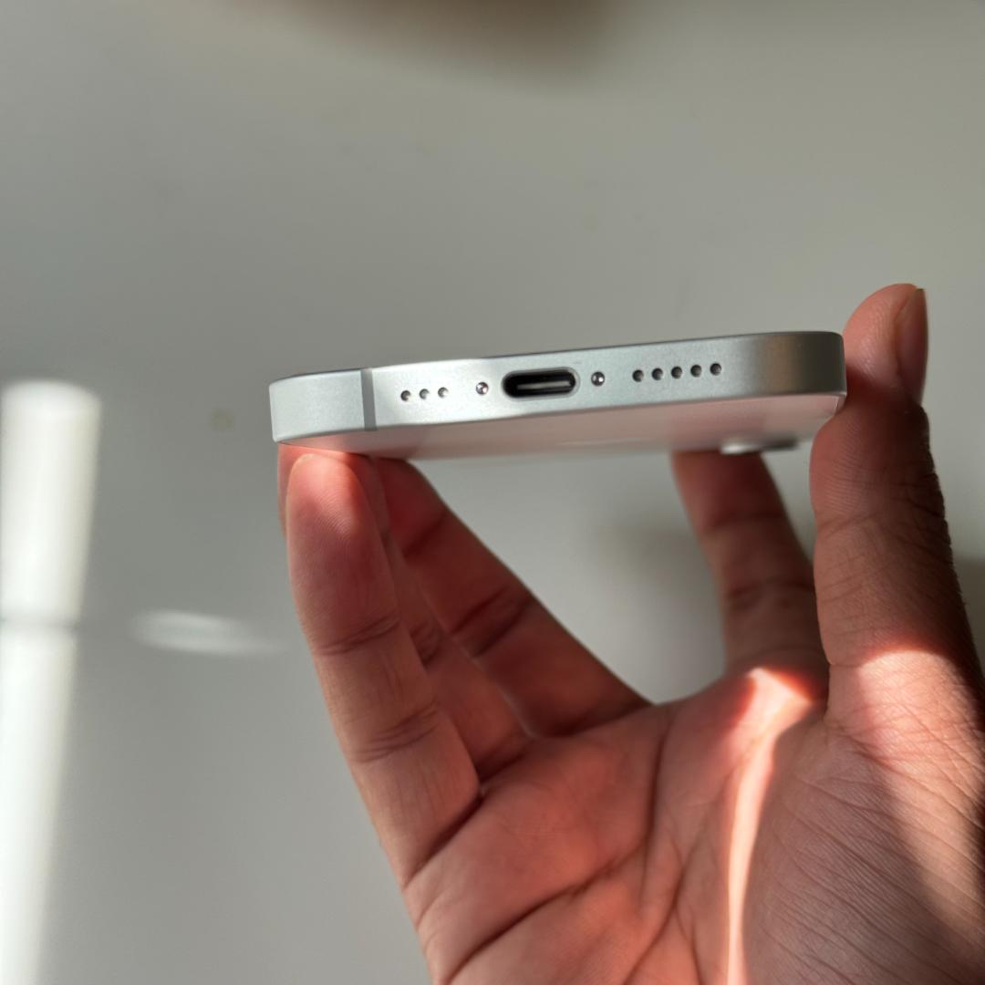 【未使用に近い】iPhone 16e 128GB｜SIMフリー版　充電100％