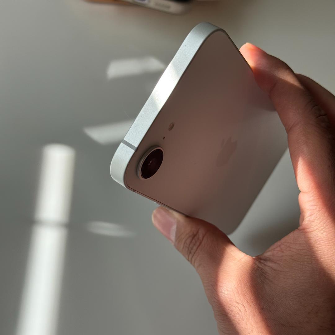 【未使用に近い】iPhone 16e 128GB｜SIMフリー版　充電100％